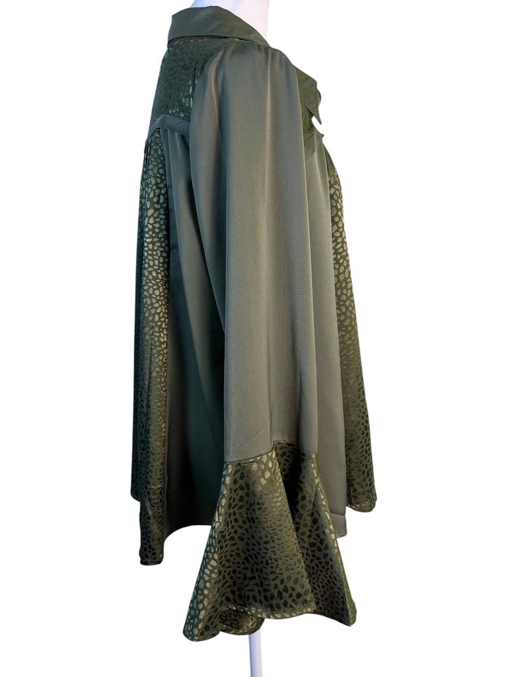 Umgee Olive Green Satin Animal Jacquard Bell Sleeve Button Front Blouse M Boho - Picture 5 of 11